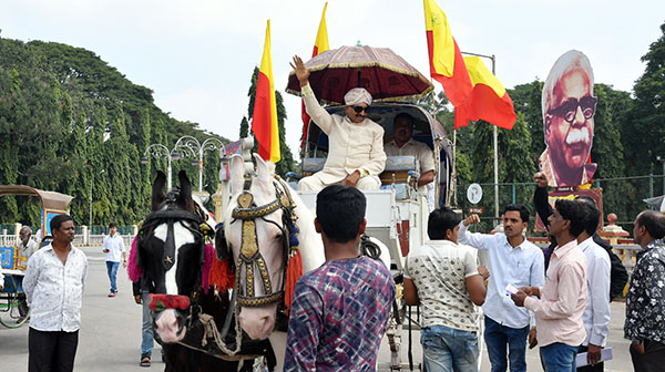 ಮೈಸೂರು ಪೇಟಾ ತೊಡದೆ ಚಂಪಾ ಅವಮಾನಿಸಿದ್ದಾರೆ ಎಂದು ವಾಟಾಳ್ ನಾಗರಾಜ್ ವಿನೂತನ ಪ್ರತಿಭಟನೆ